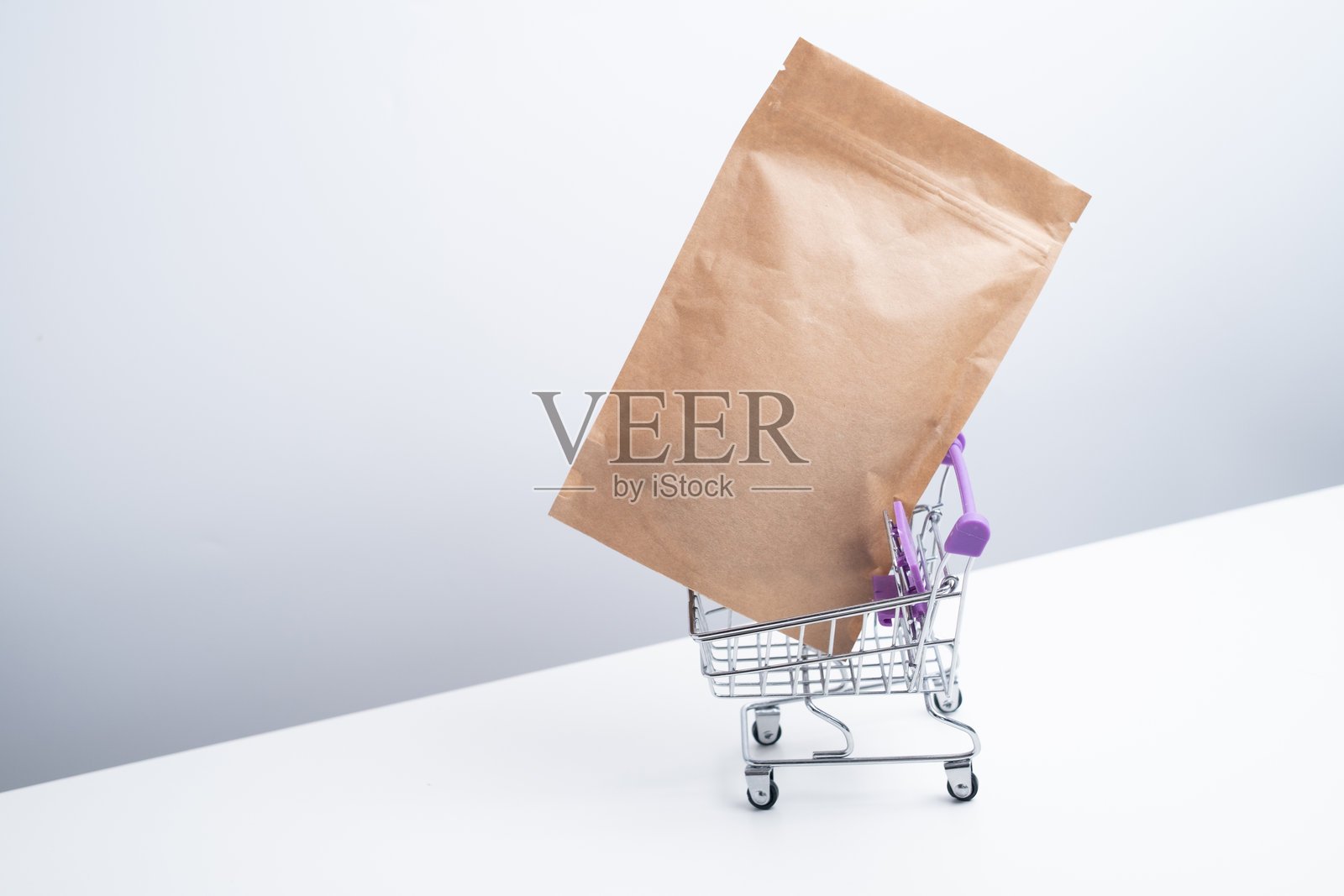 浅色背景下的茶叶、咖啡、零食和化妆品包装设计。品牌和产品包装模型。包装特写。待售产品。空白模型。照片摄影图片