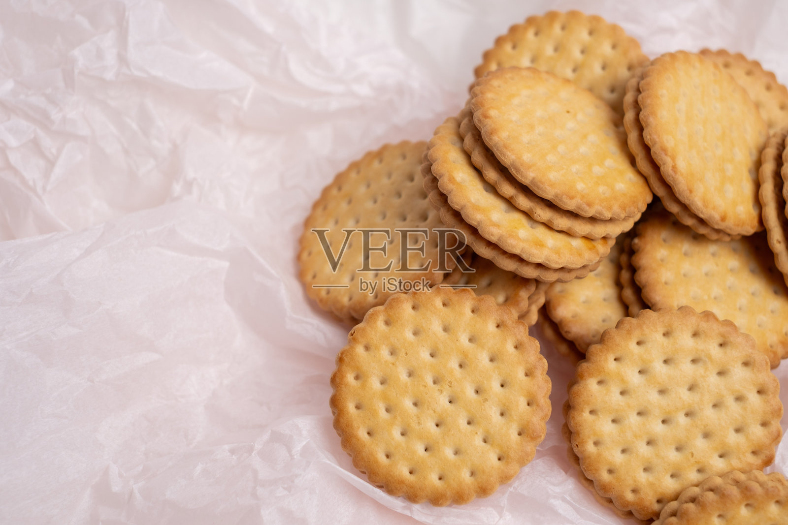 夹心饼干，饼干配有巧克力奶油夹心和饼皮。现代饼干与包装理念。甜蜜小吃与节日概念。照片摄影图片