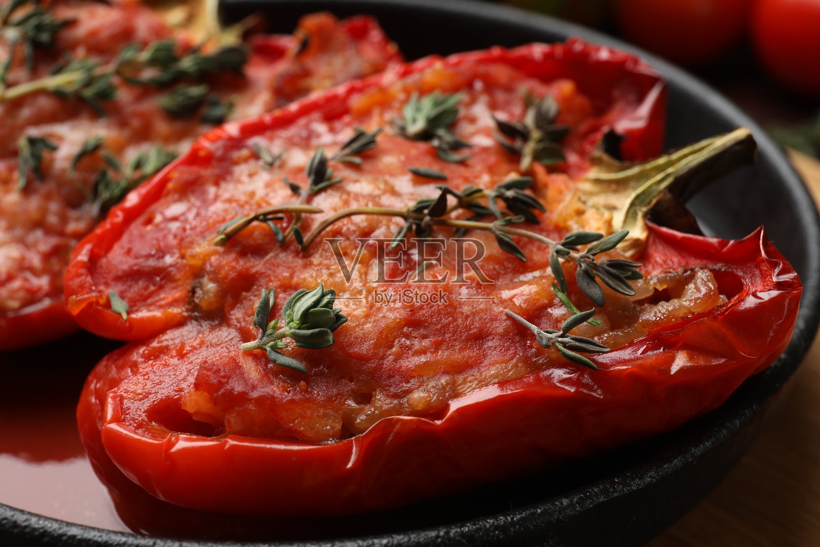 菜肴中美味的酿青椒，在桌上特写照片摄影图片