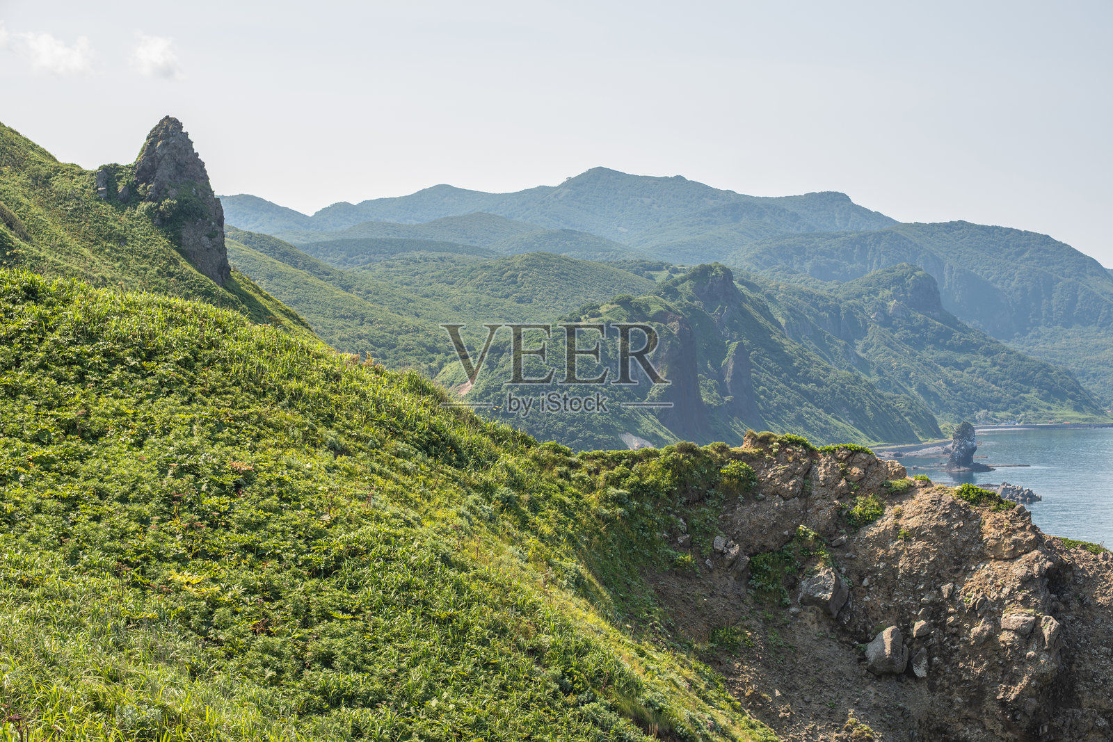 日本神威岬，神威町，拥有岩石悬崖和海岸线的绿色山地景观照片摄影图片