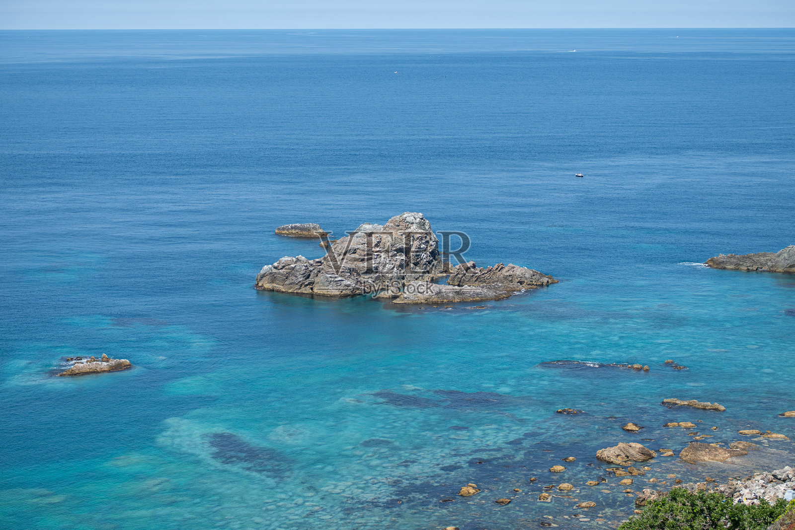阳光明媚的日本北海道神威岬（ Kozakicho, Hokkaido, Japan）清澈湛蓝的海水中岩石地貌照片摄影图片