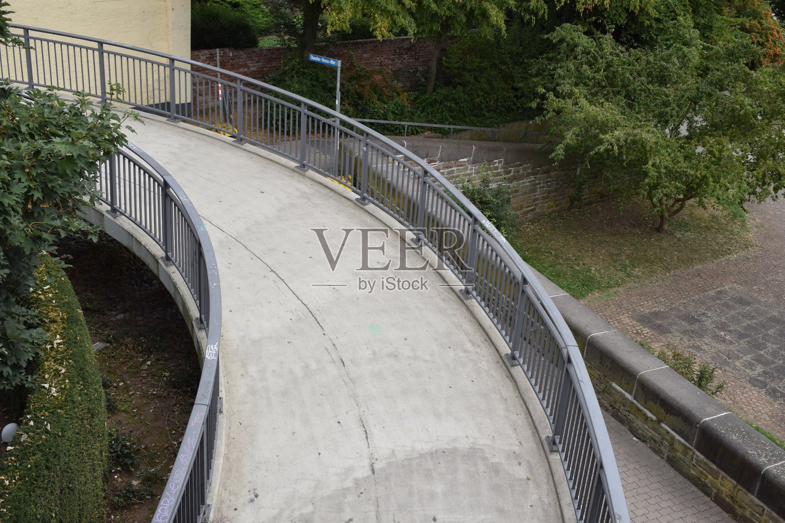 弧形人行桥照片摄影图片