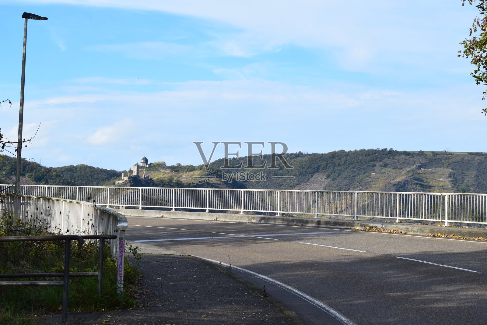 秋季景色中的摩泽尔大桥照片摄影图片