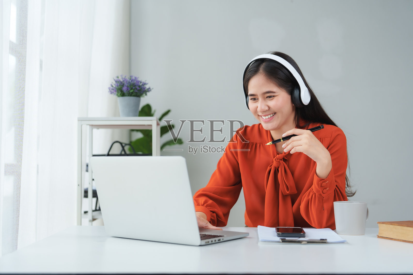 年轻的亚洲女商人居家办公，进行视频通话照片摄影图片