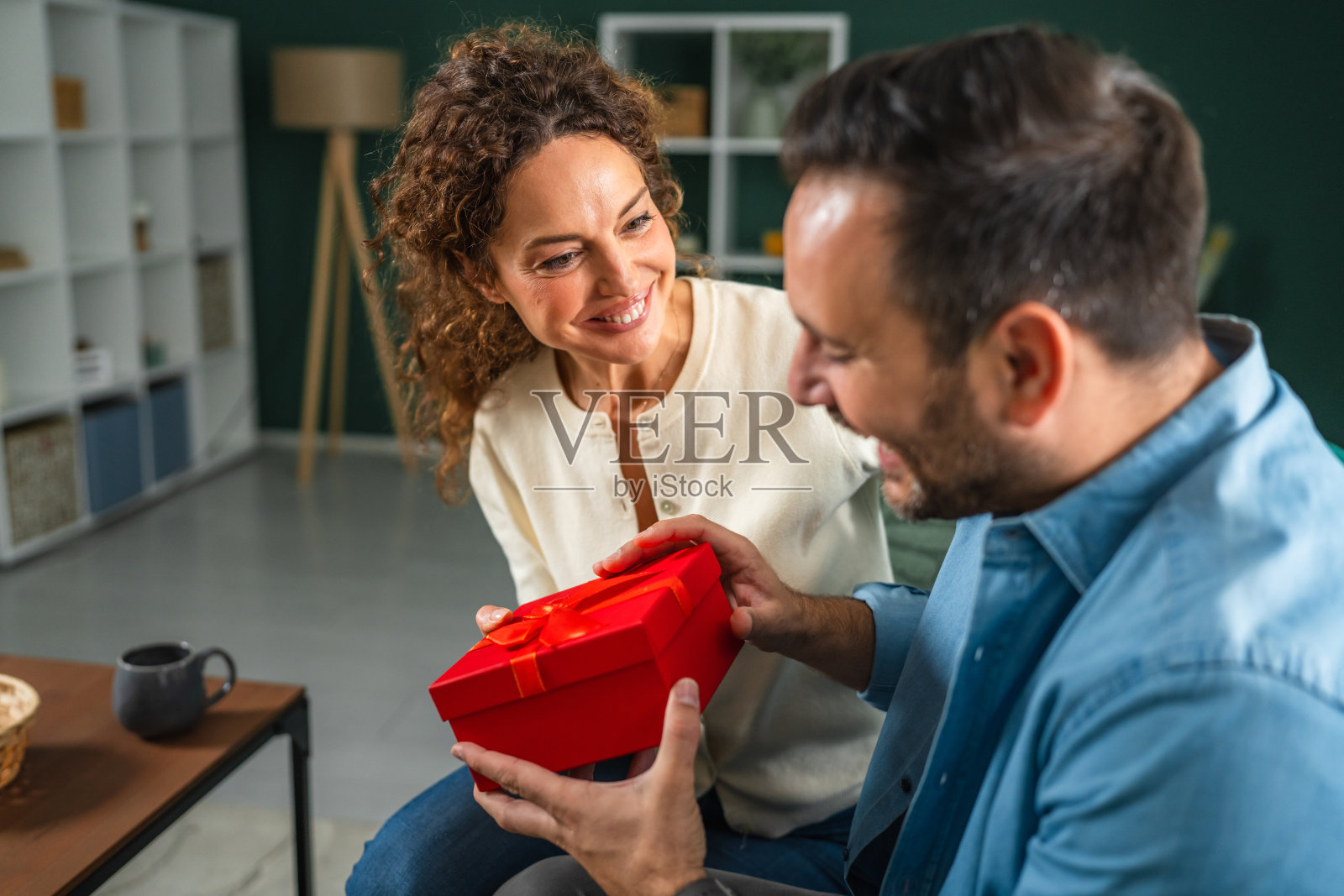 女人在特殊场合送礼物给男人照片摄影图片