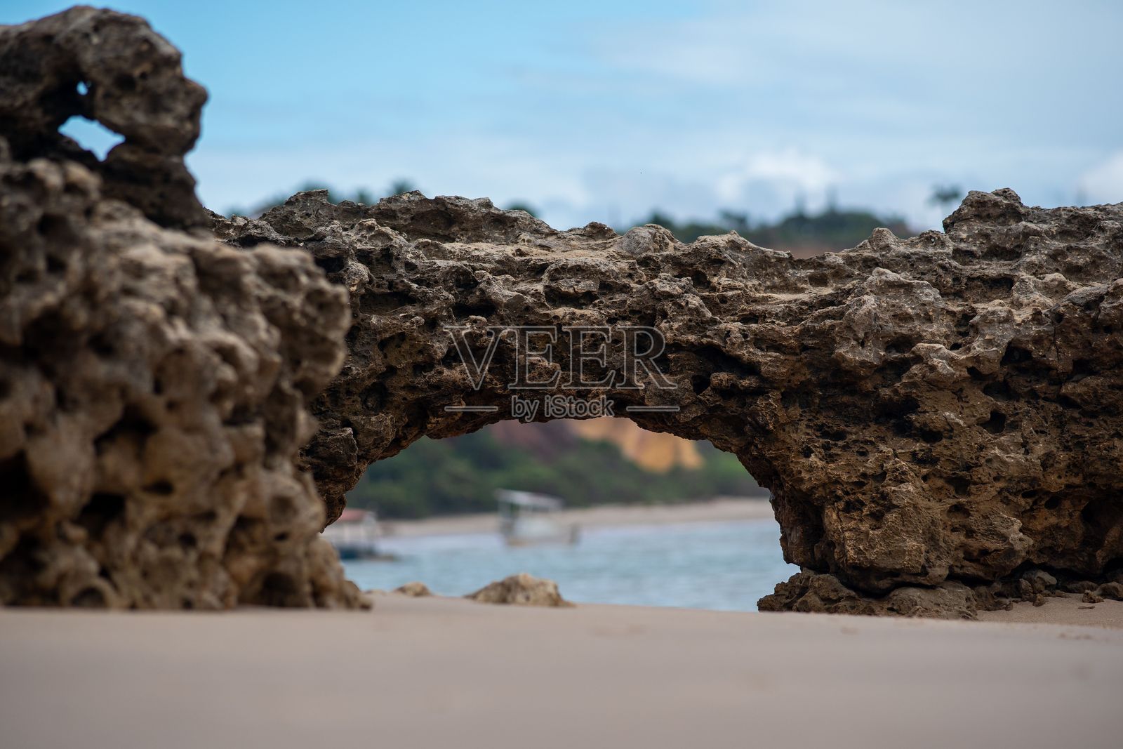 海滩上的天然岩石构造。照片摄影图片
