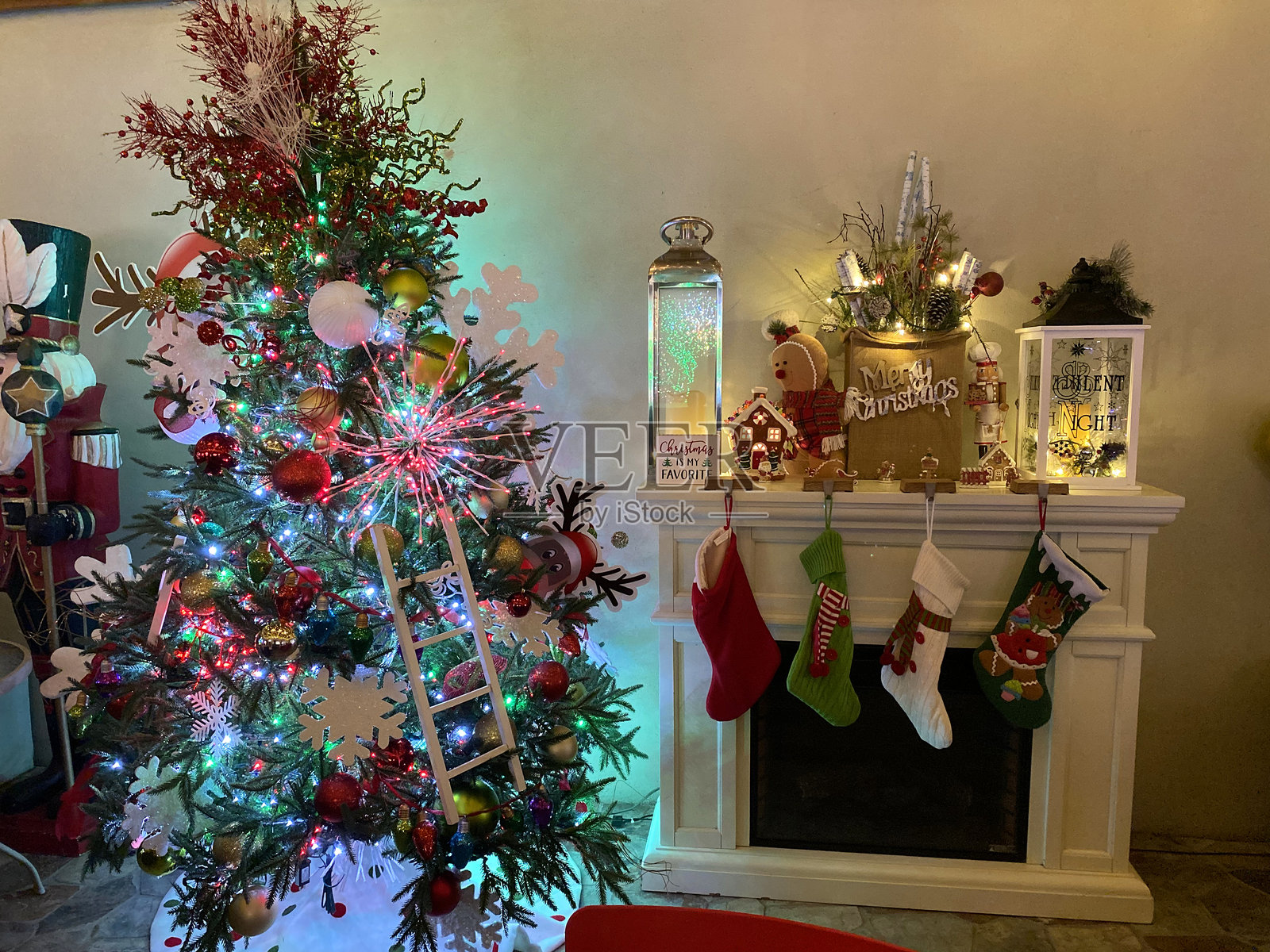 装饰的圣诞树和壁炉，挂着节日的袜子照片摄影图片