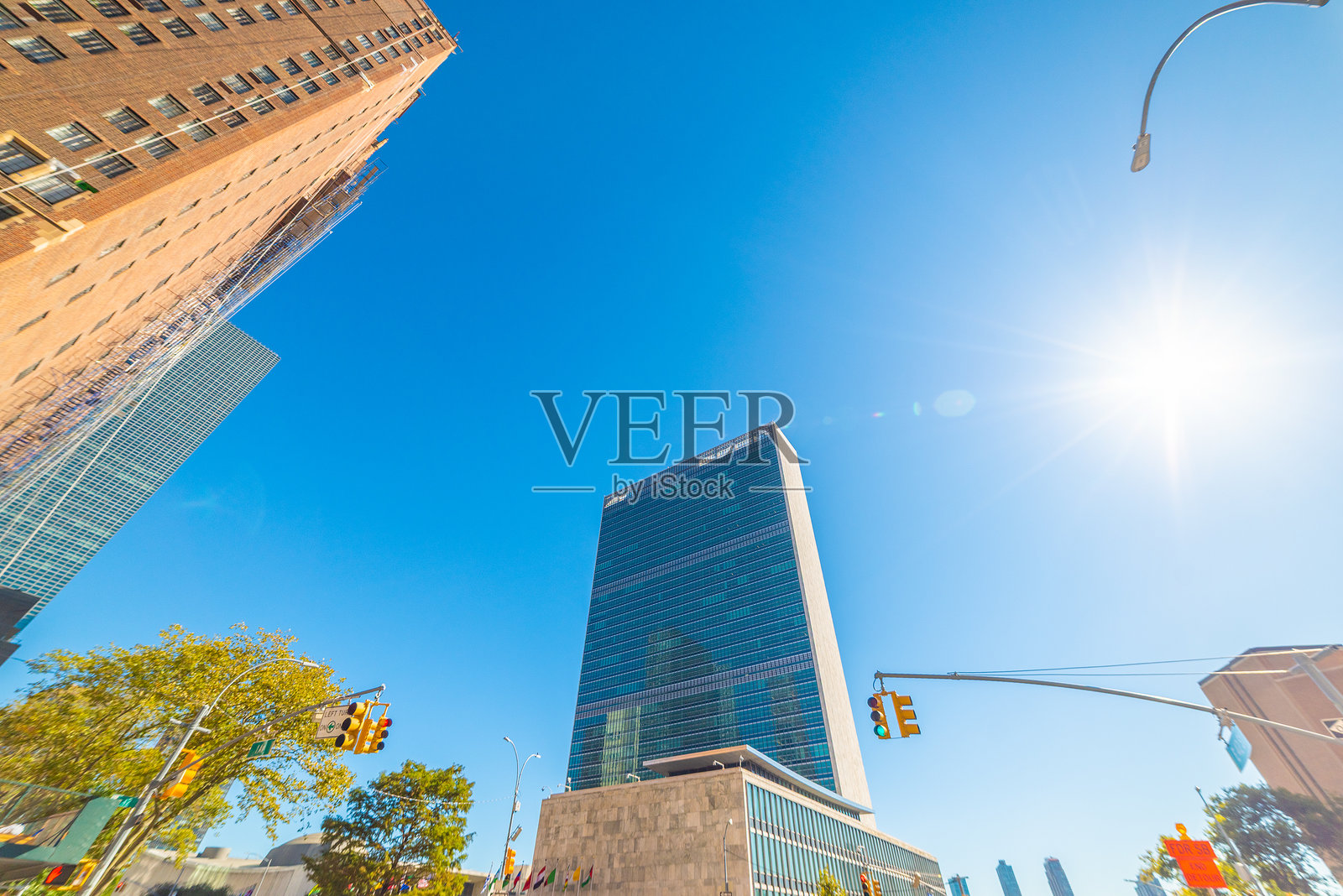 阳光下的联合国总部大楼照片摄影图片