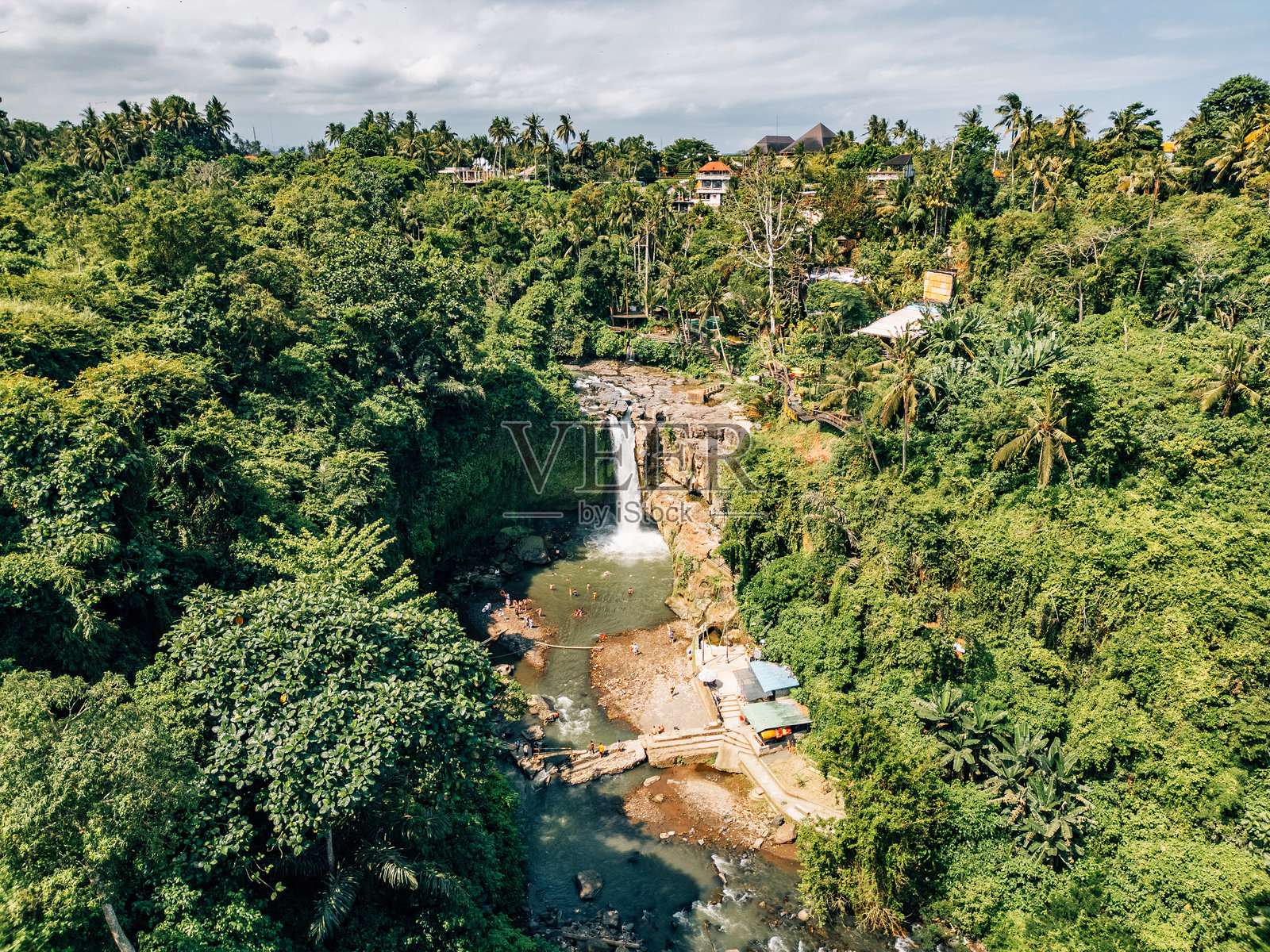 印度尼西亚巴厘岛的特格农根瀑布，热带丛林景观照片摄影图片