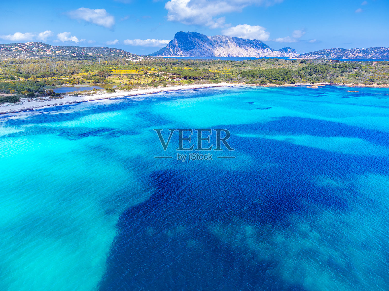 卡拉布兰基尼蔚蓝海水航拍图照片摄影图片