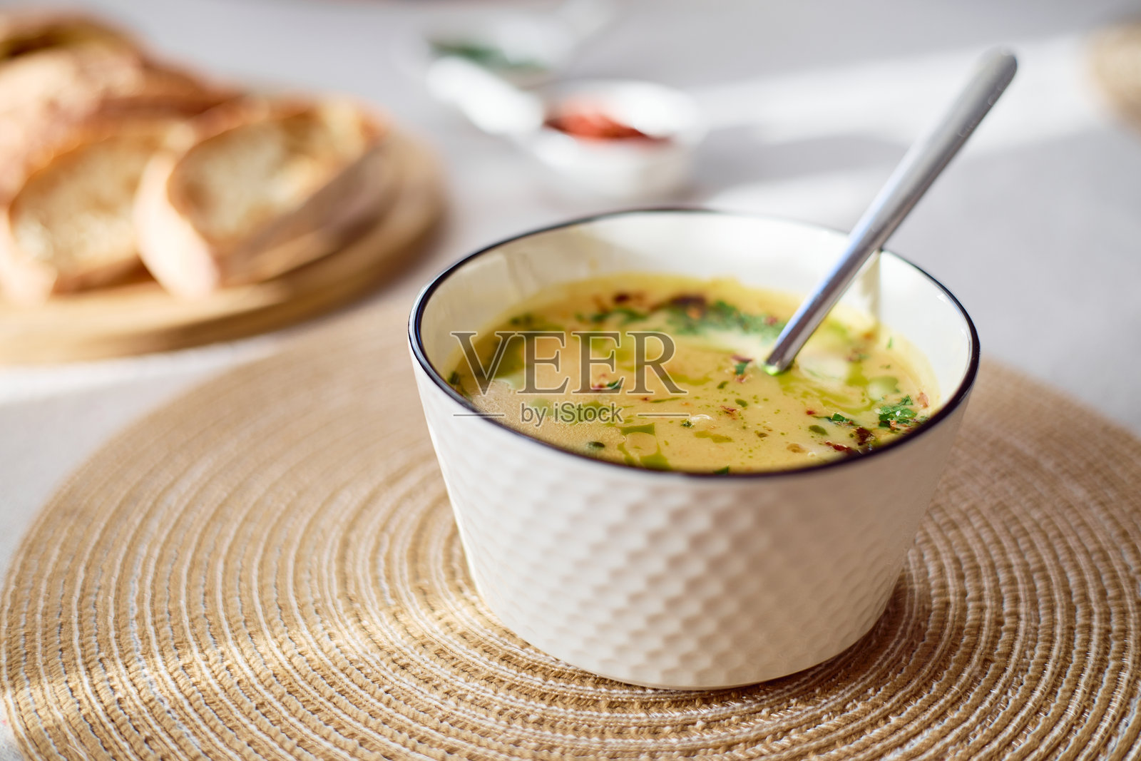 白碗里的土豆浓汤，配有欧芹、培根和烤面包丁。暖心餐点。照片摄影图片