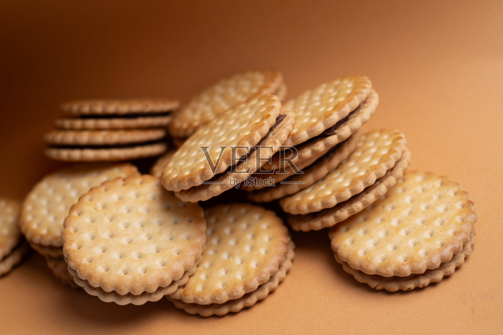 三明治饼干，饼干配巧克力奶油夹心和饼干皮。现代饼干和包装概念。甜点零食和节日概念。照片摄影图片
