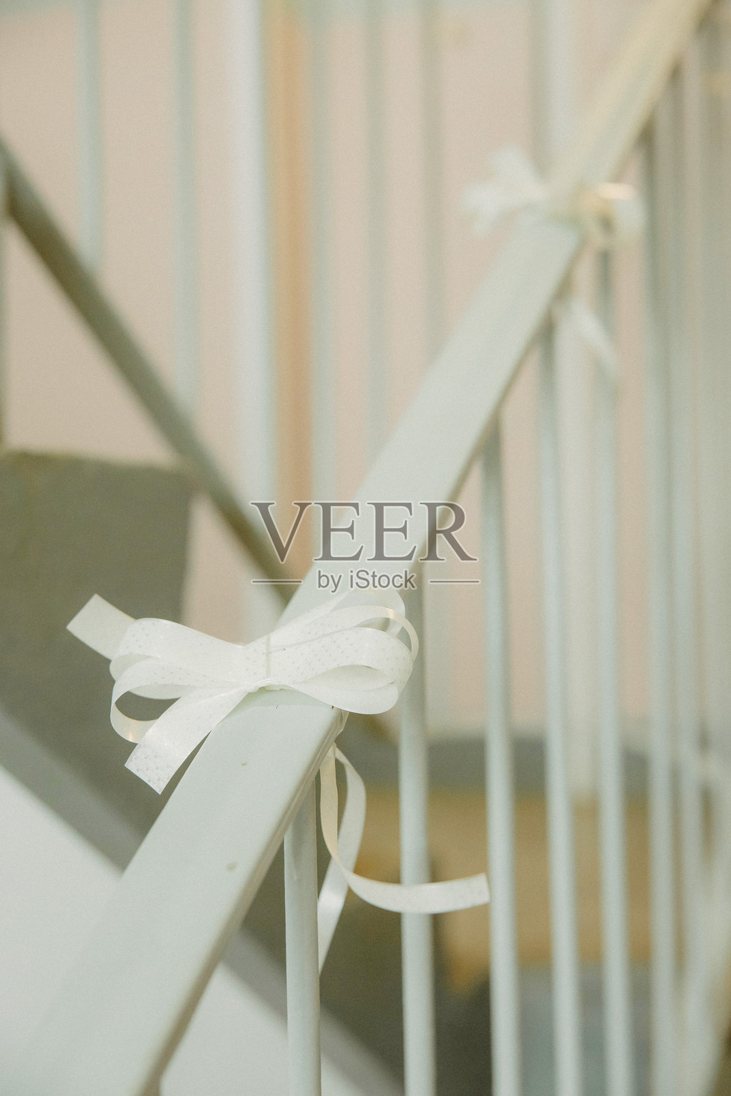 用于手工项目和礼品包装的小巧装饰性白色蝴蝶结照片摄影图片