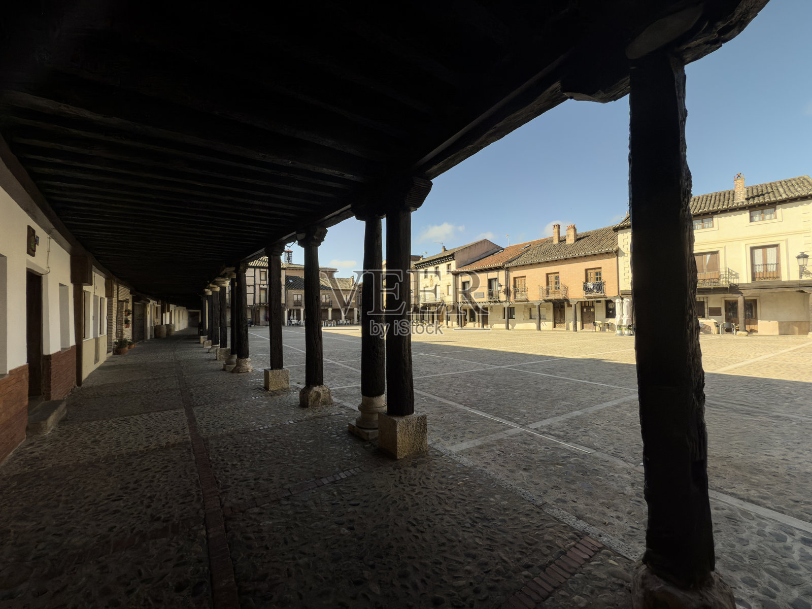 萨尔达尼亚历史小镇老广场的传统拱廊照片摄影图片