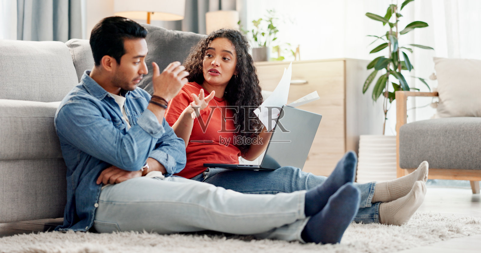因财务规划、付款错误和破产而在家讨论的焦虑夫妇。因贷款文件、预算错误和争论房屋被收回而产生分歧的夫妻和笔记本电脑。照片摄影图片