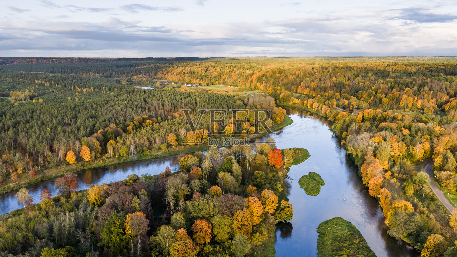 秋季的内里斯河，位于帕内列艾村照片摄影图片