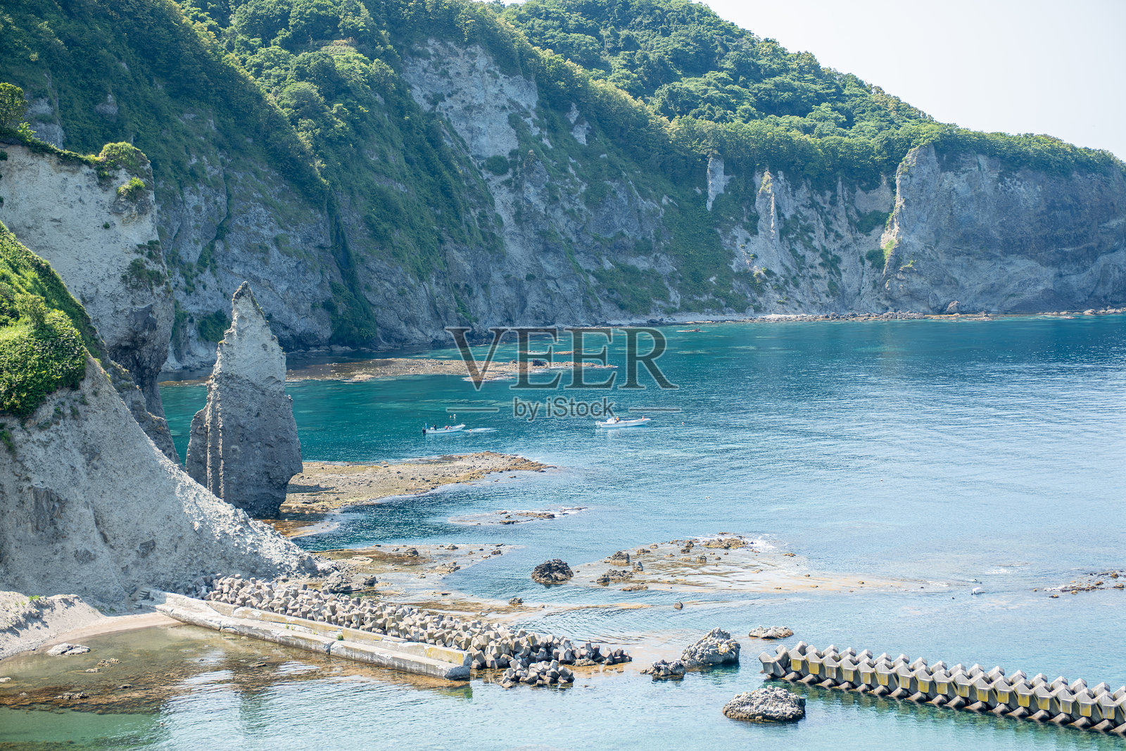 日本北海道积丹町黄金岬的岩石海岸，有悬崖和宁静的海洋，构成自然海岸景观照片摄影图片