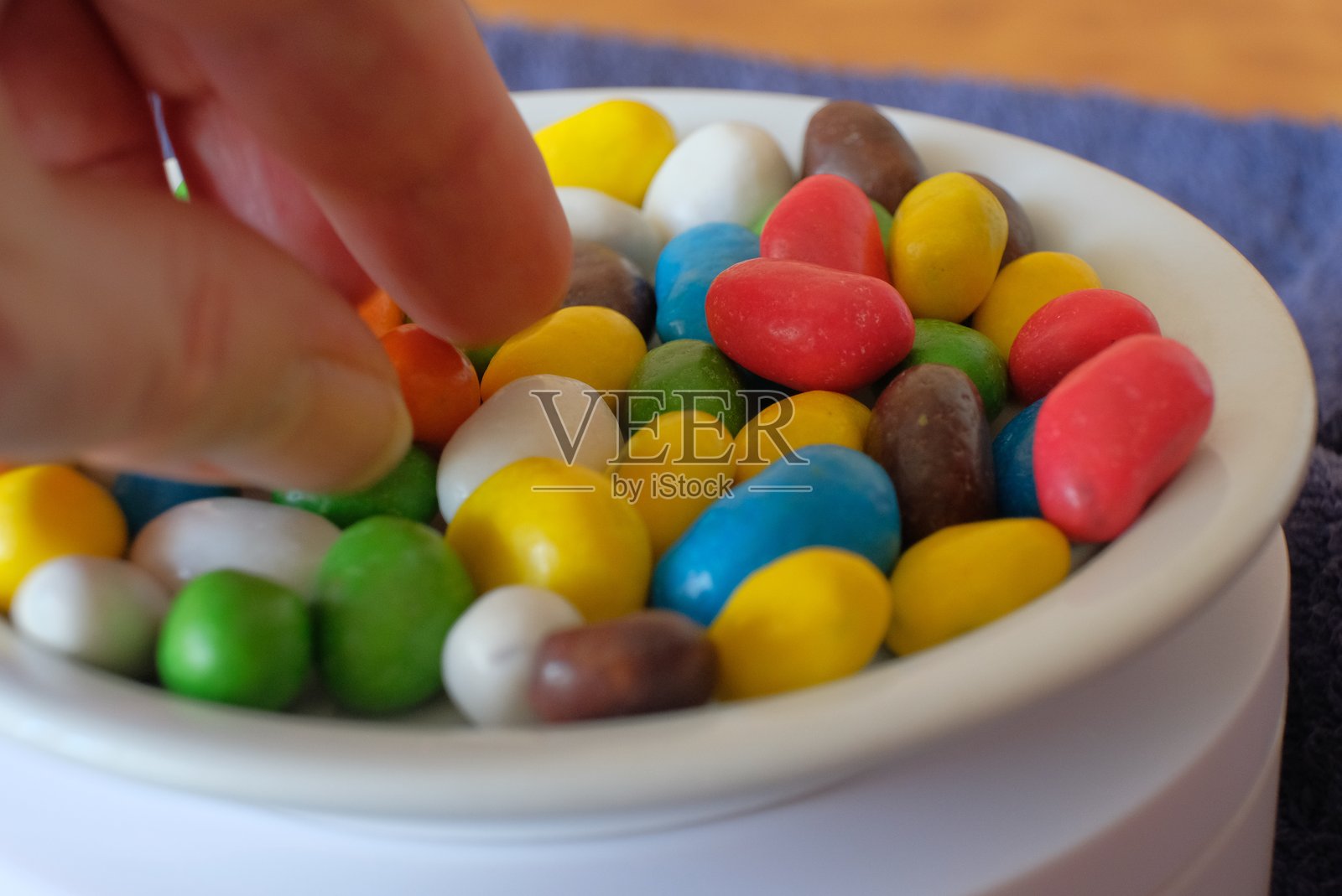 一只手里的彩色糖屑照片摄影图片