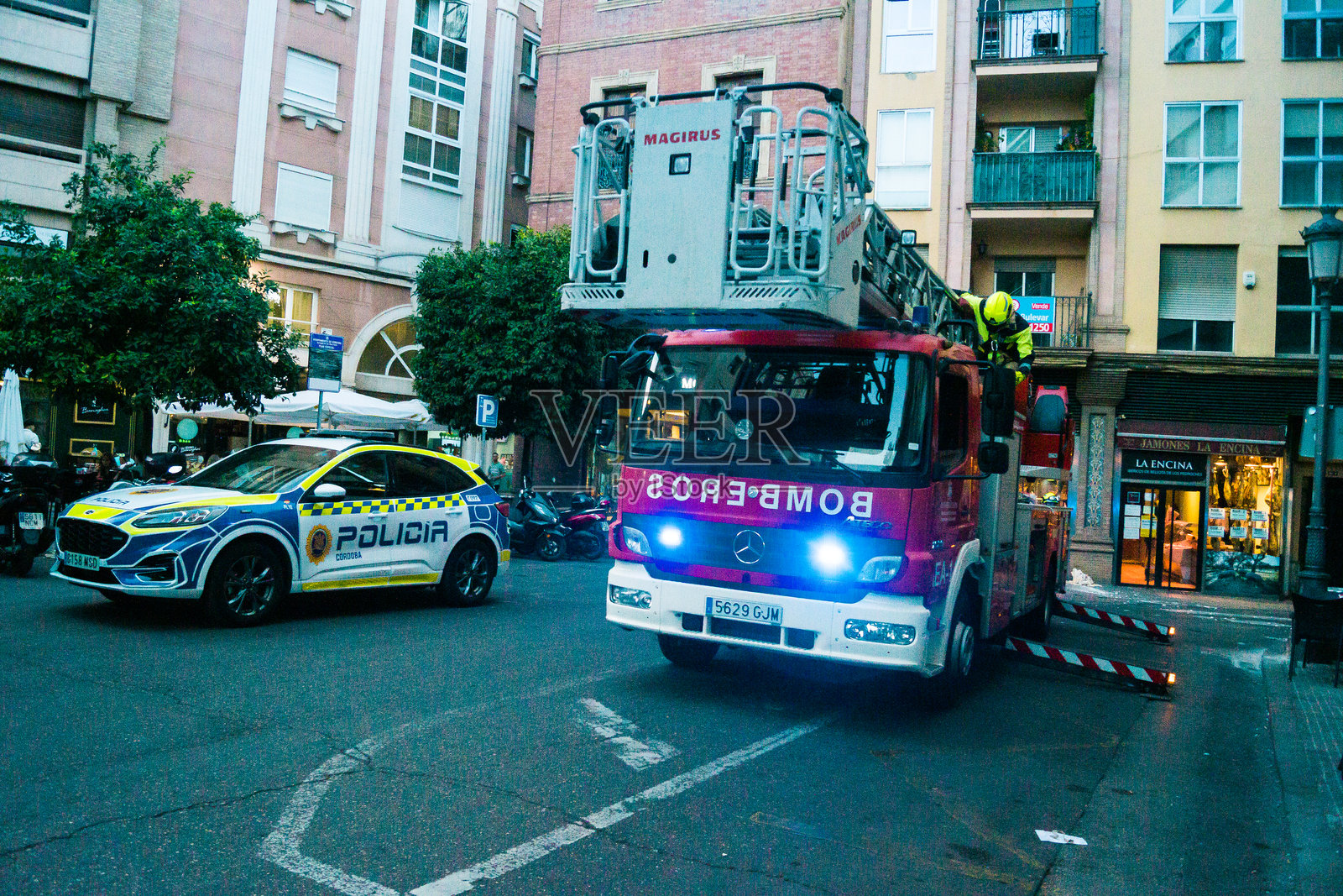 消防员在科尔多瓦的街道上工作照片摄影图片