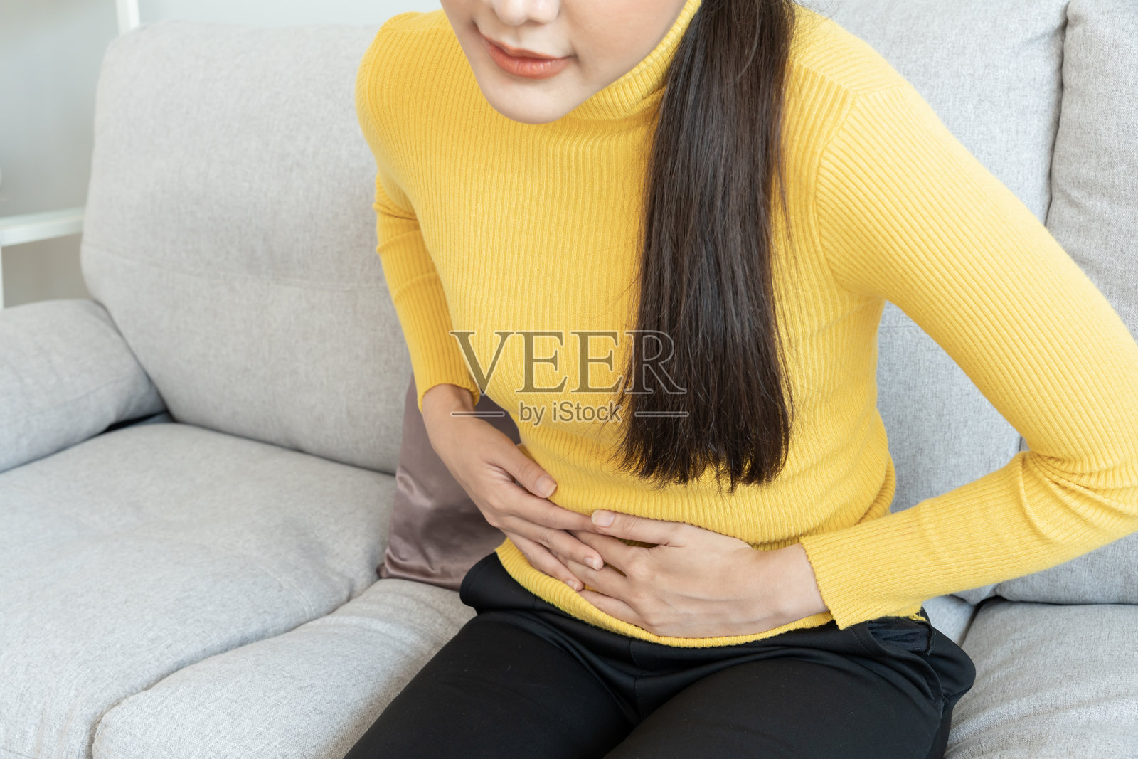 亚洲女性腹痛、消化不良、胃炎、痛经、胀气、腹泻、腹胀、结肠癌、腹部炎症问题、食物中毒，腹部不适照片摄影图片