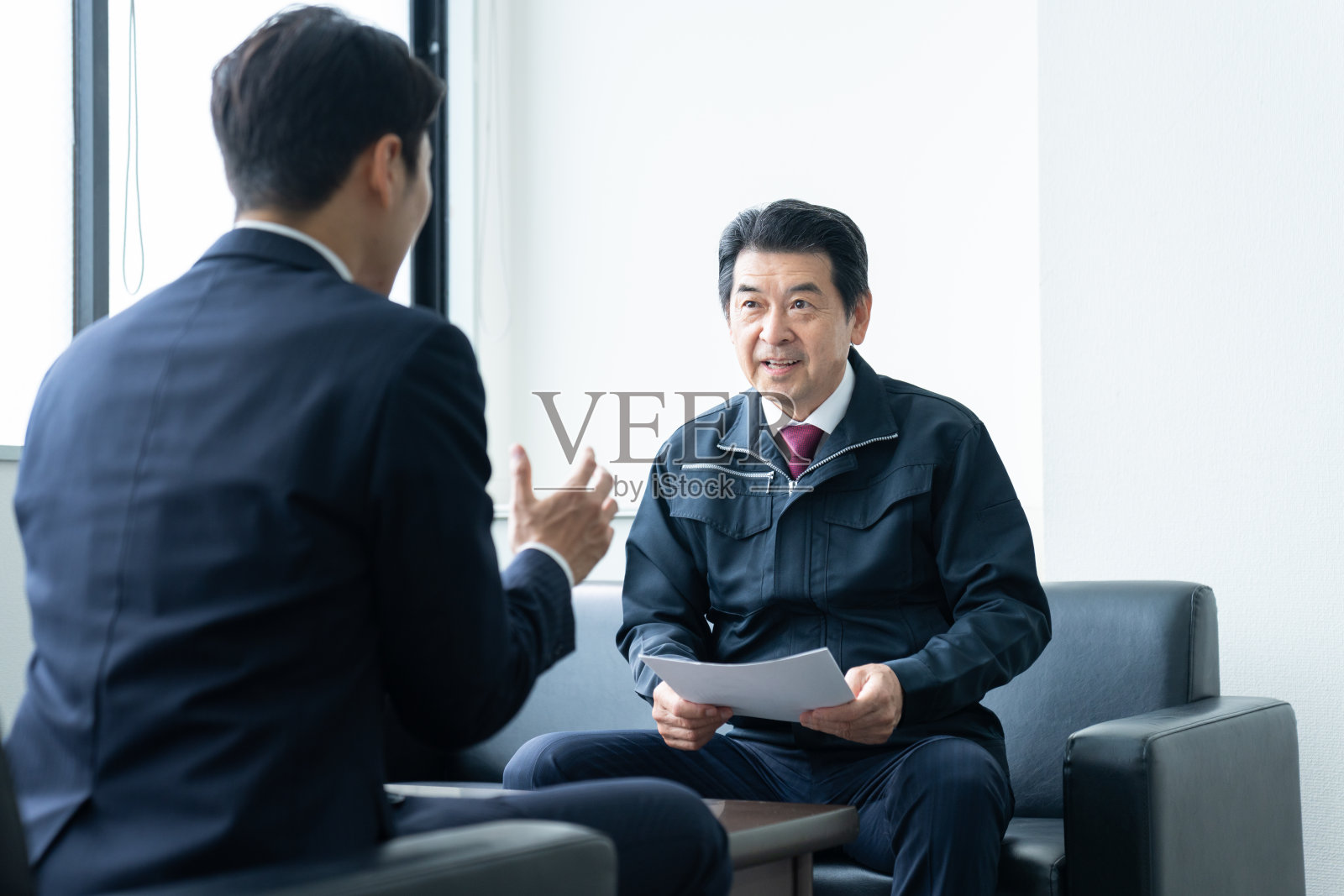 一家中小型企业总裁正在讨论业务照片摄影图片