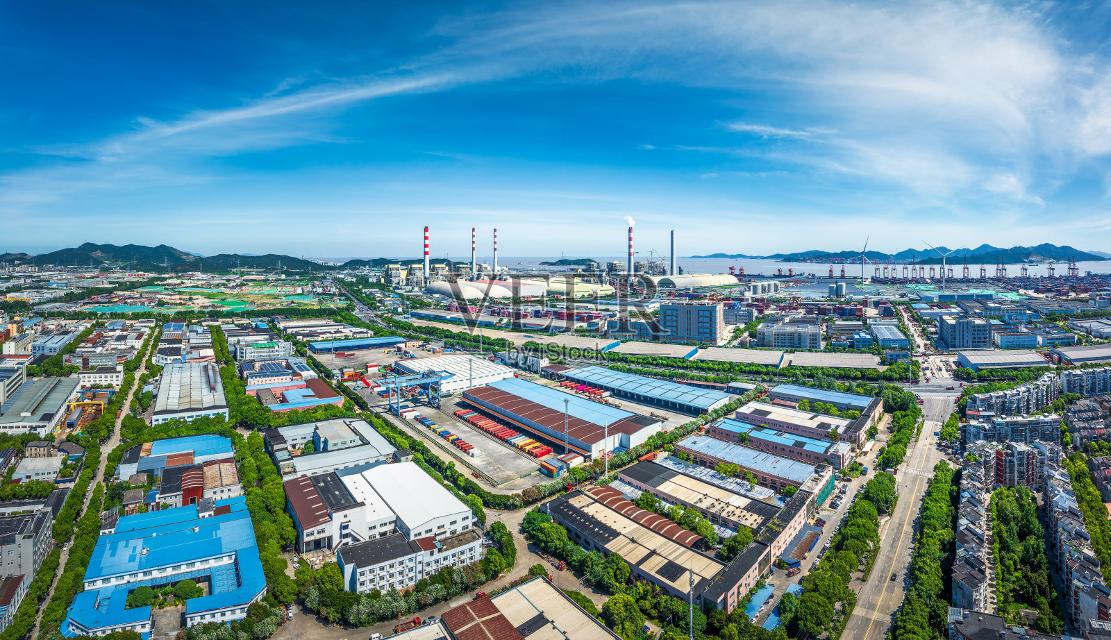 现代化沿海城市的大型工业区，包含工厂、发电厂和集装箱港口。照片摄影图片