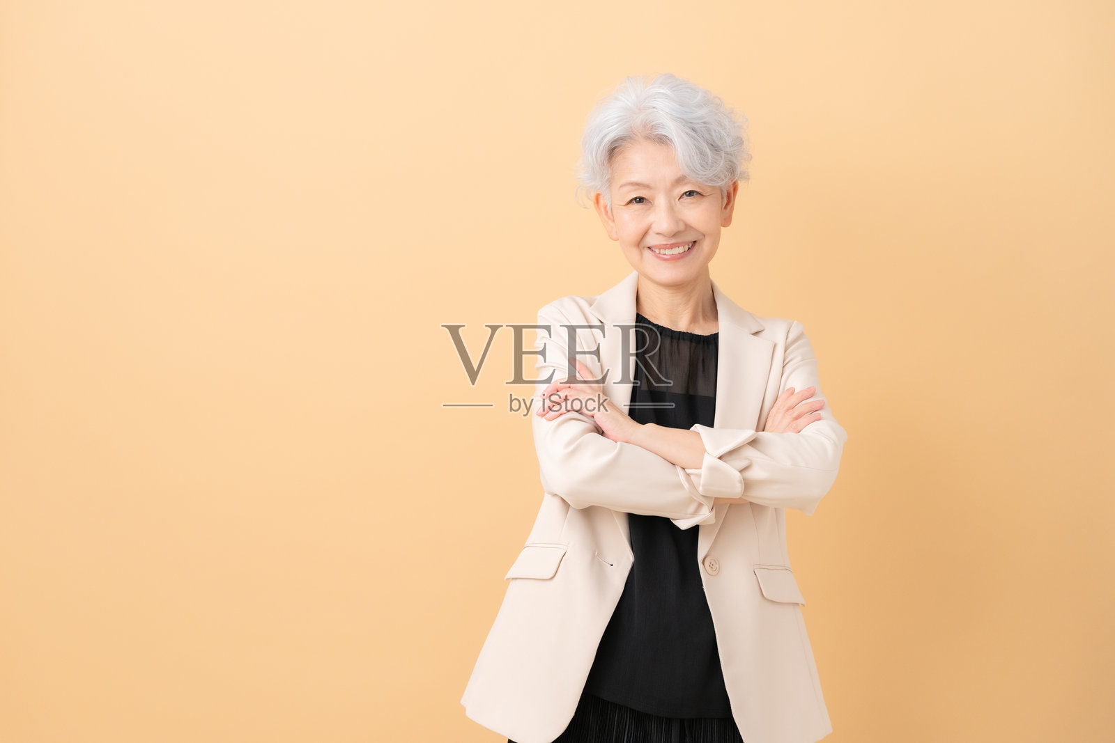 米色背景上的年长女商人照片摄影图片