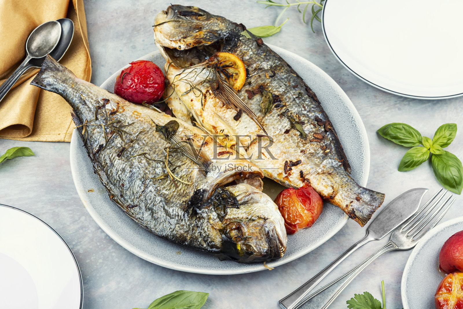 整条油炸的海 dorado照片摄影图片