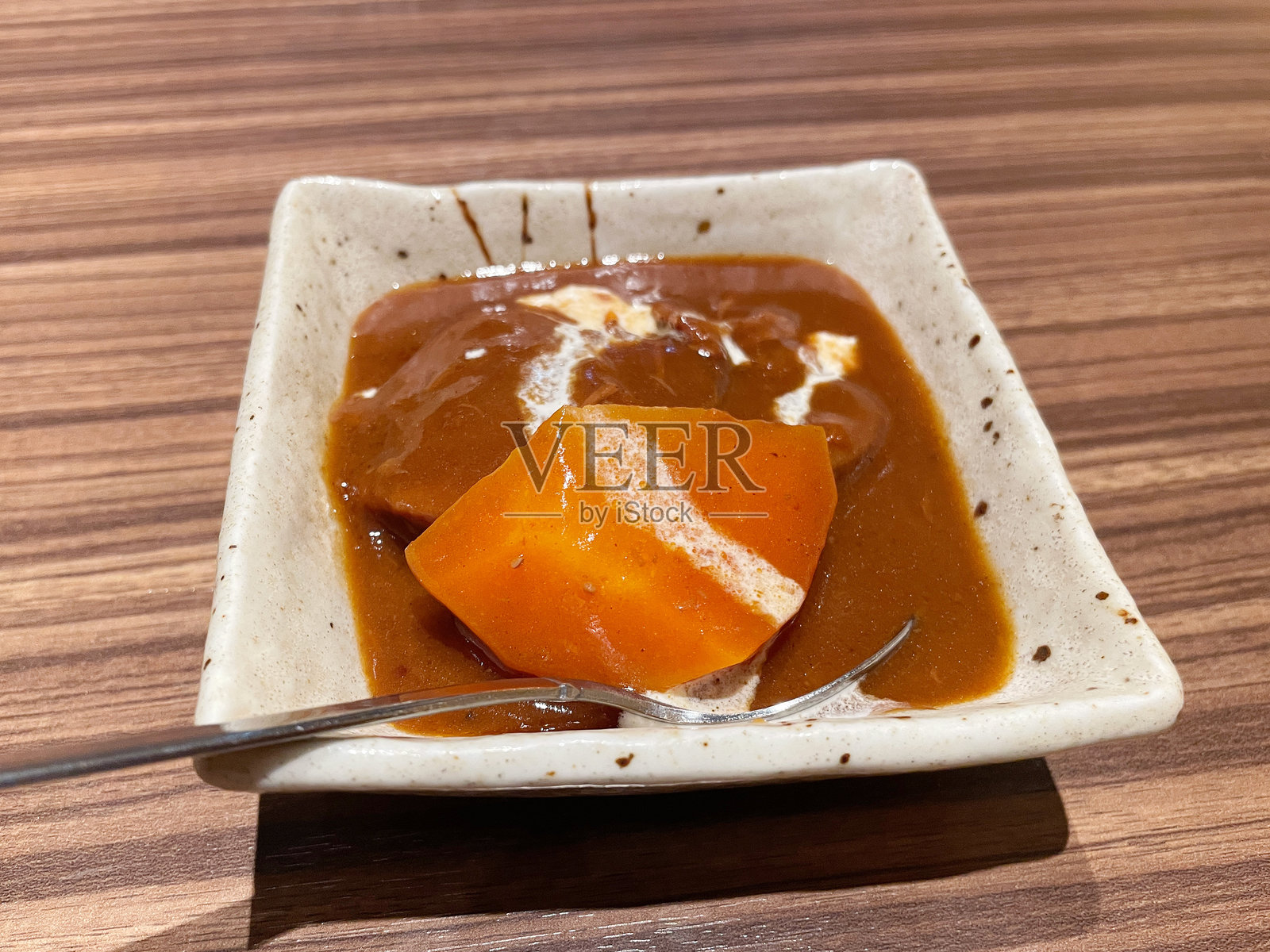 炖煮至软嫩的牛舌照片摄影图片