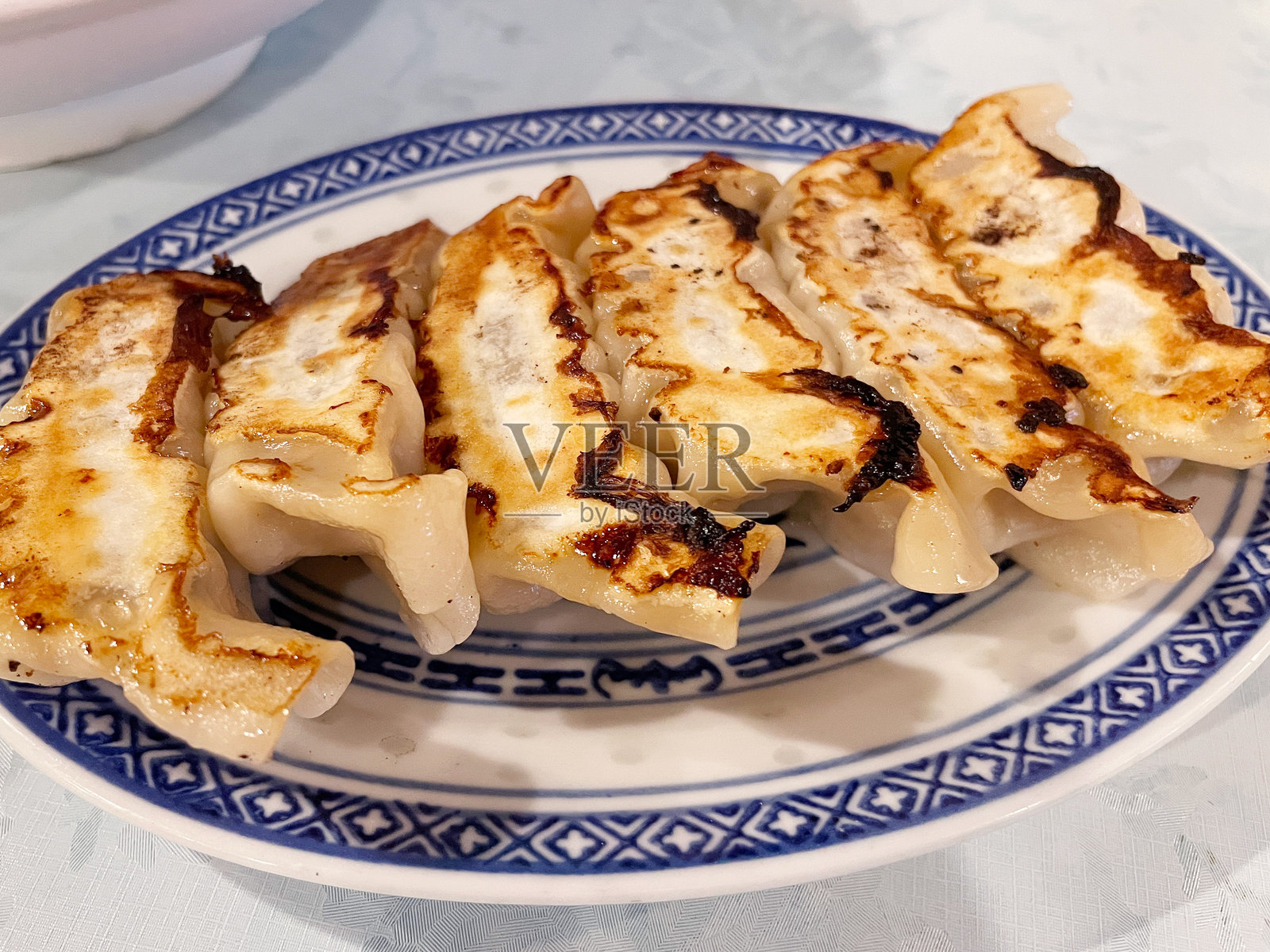 饺子，内含肉类和蔬菜照片摄影图片