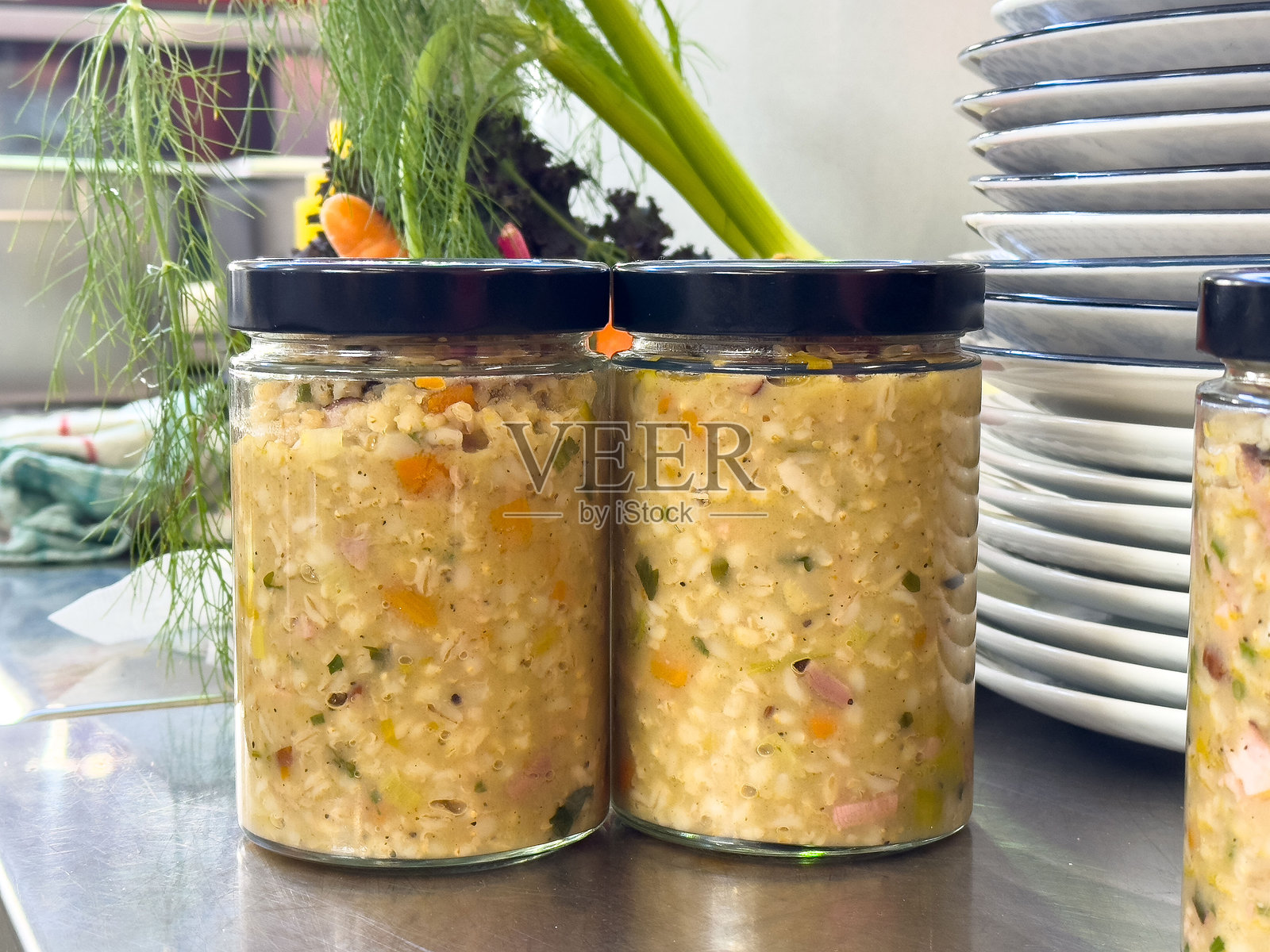 厨房台面上的自制发酵蔬菜罐，克恩顿州里奇特照片摄影图片