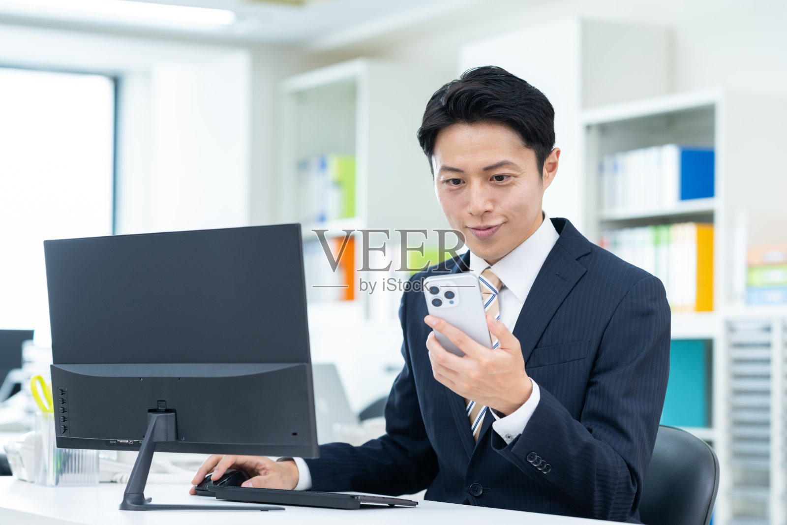 中年商人正在办公室工作照片摄影图片