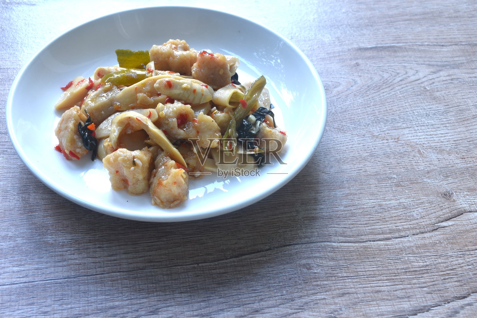 咖喱香辣炒竹笋片和鱼丸照片摄影图片