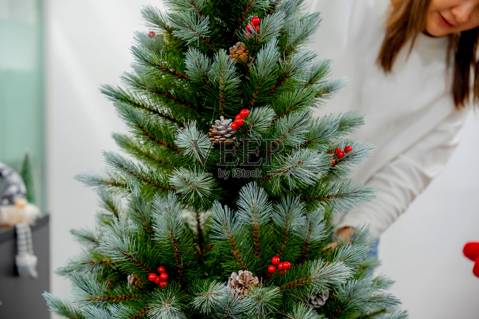 女商人们在办公室装饰和准备圣诞树。圣诞节庆祝活动和节日生活方式。照片摄影图片