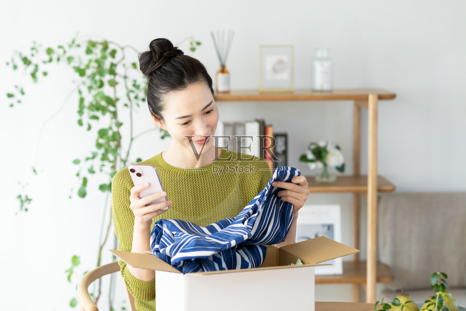 年轻女子网上购物照片摄影图片