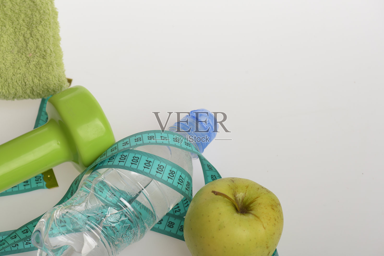 绿苹果制成的塑料杠铃。健康饮食的辅助器材照片摄影图片