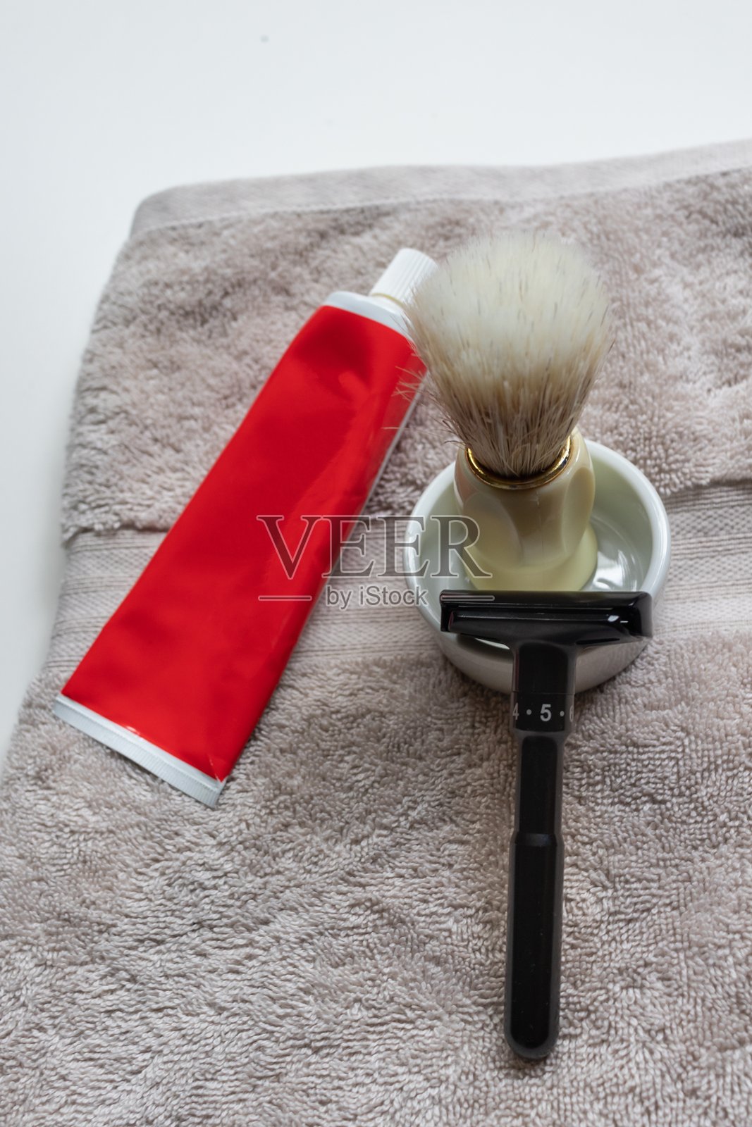 毛巾上的剃须用具照片摄影图片