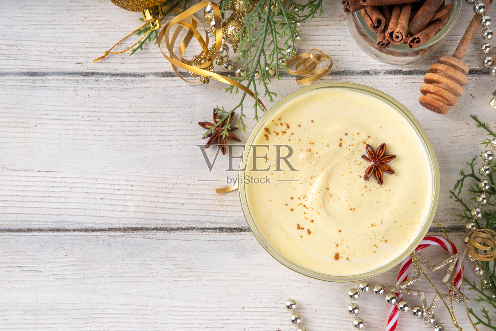 圣诞早餐：蛋酒希腊酸奶碗照片摄影图片