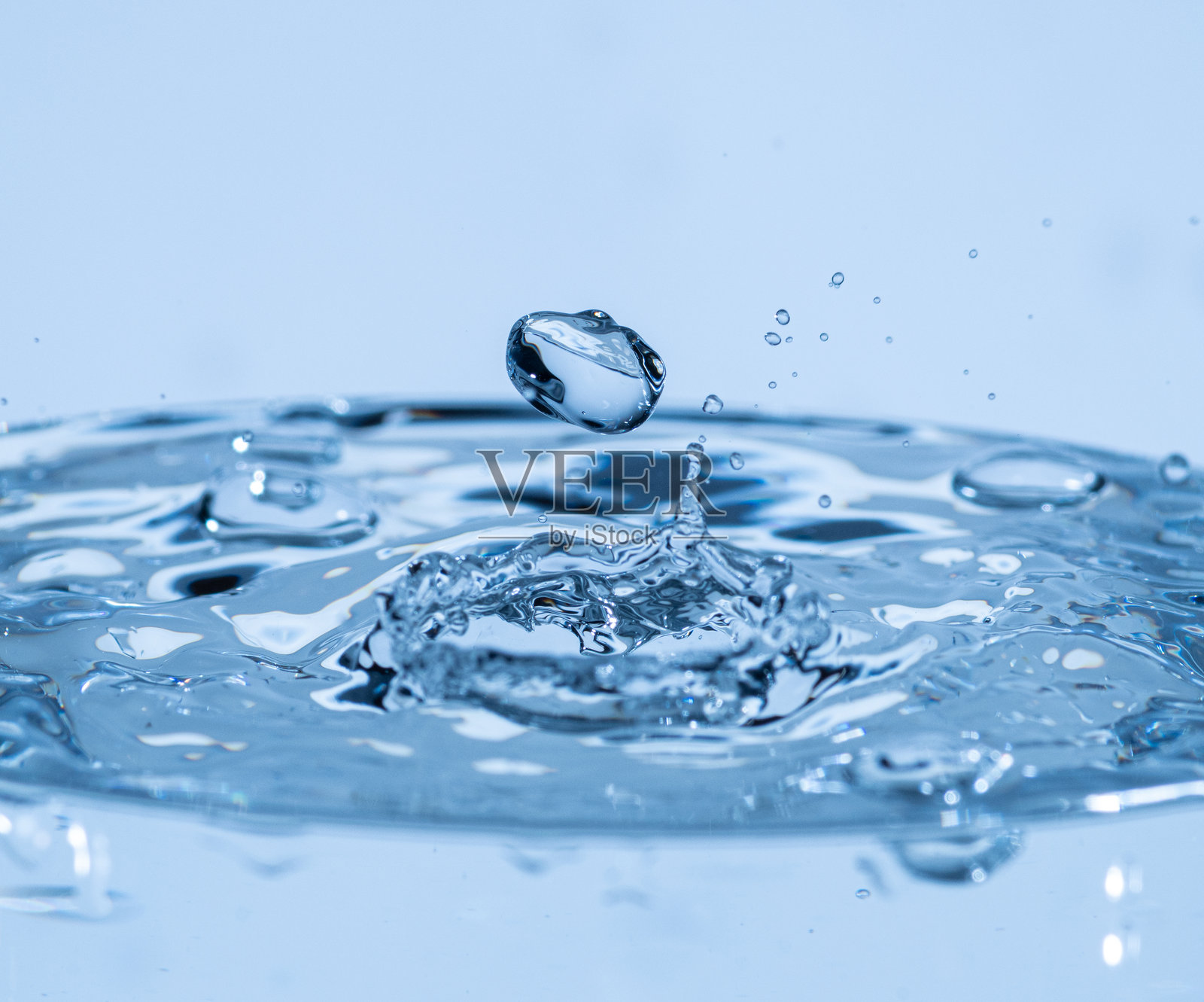 水滴溅落的优美瞬间照片摄影图片