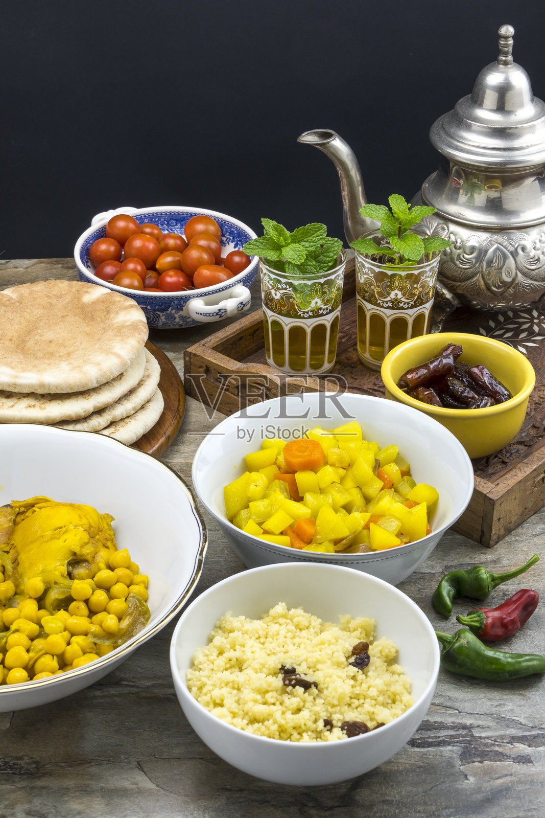 碗装的摩洛哥食物和薄荷绿茶照片摄影图片