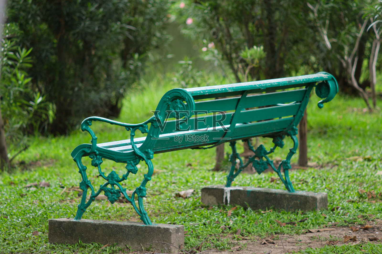 公园里空着的绿色长椅照片摄影图片