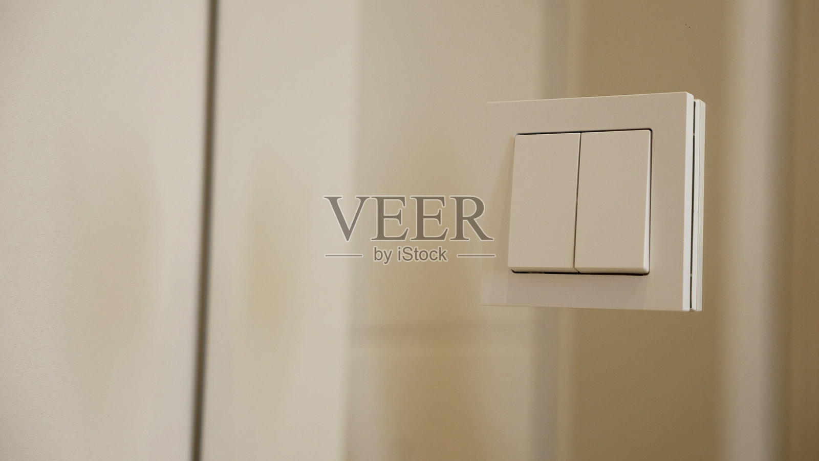 安装在白色墙壁上的现代开关照片摄影图片