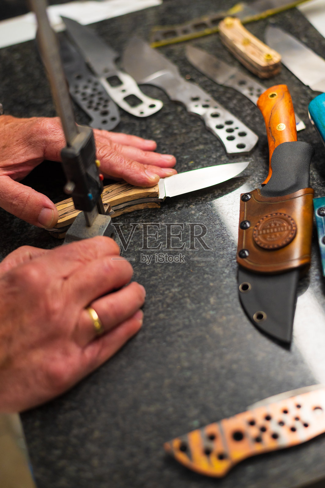 资深工匠刀具制造商正在制作手工不锈钢刀照片摄影图片