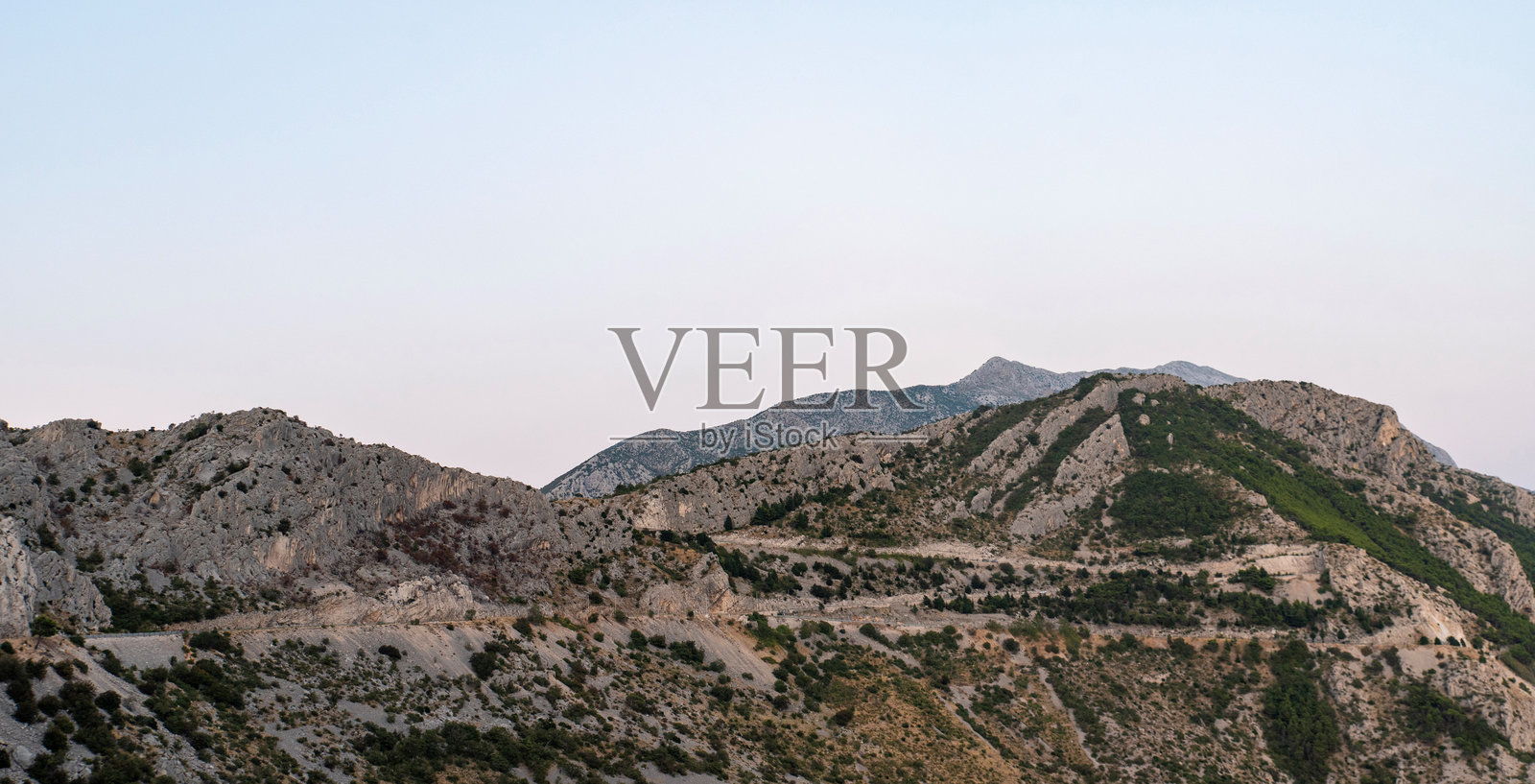 山脊，蜿蜒的道路和岩石斜坡照片摄影图片