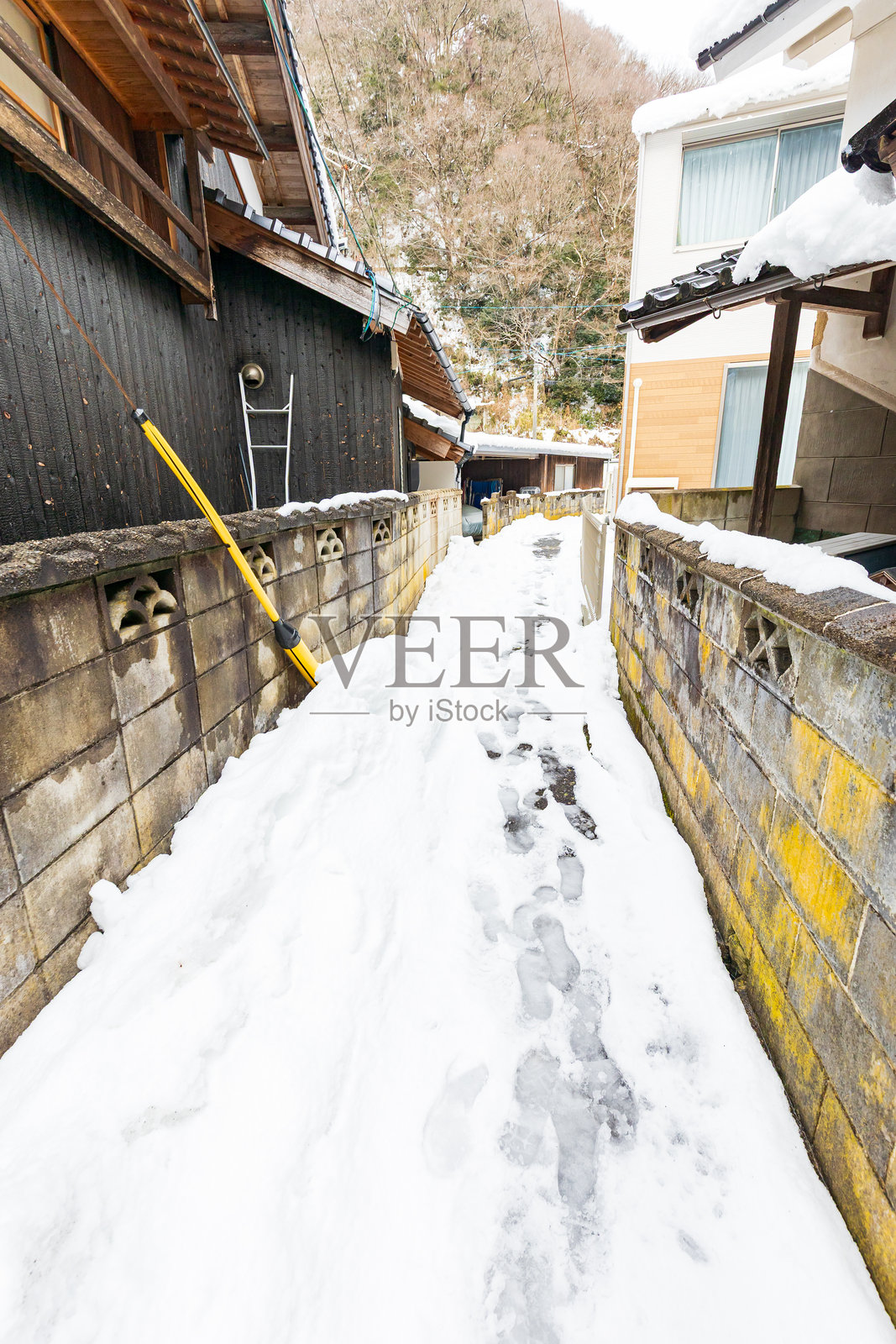 冬季被白雪覆盖的汤原温泉小镇照片摄影图片