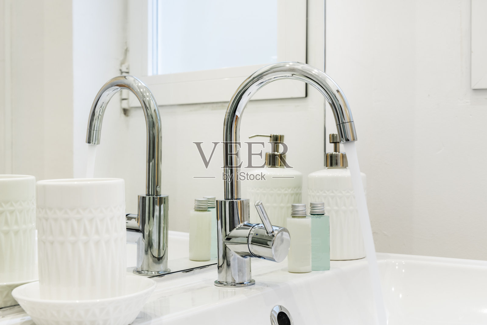 带配套的白色瓷器玻璃和水槽的水龙头细节，材质为铬合金照片摄影图片