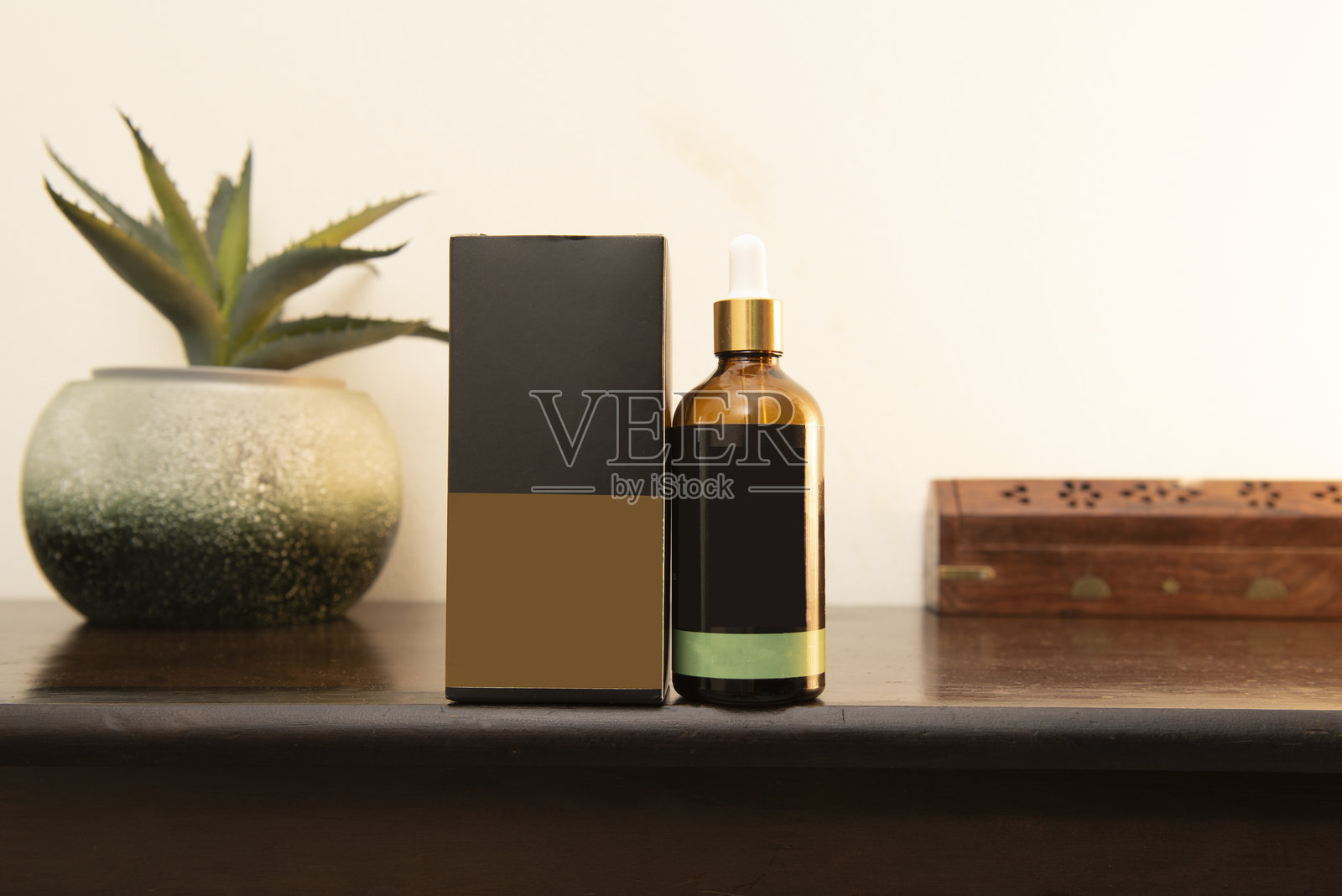 一个带有滴管瓶的尤诺特纸板容器照片摄影图片