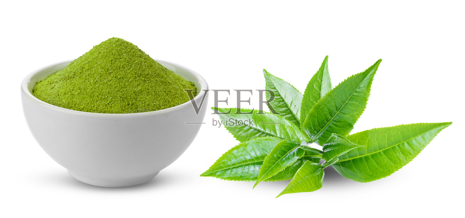 白色碗中的抹茶绿茶和白色背景上的茶叶（相机拍摄）照片摄影图片