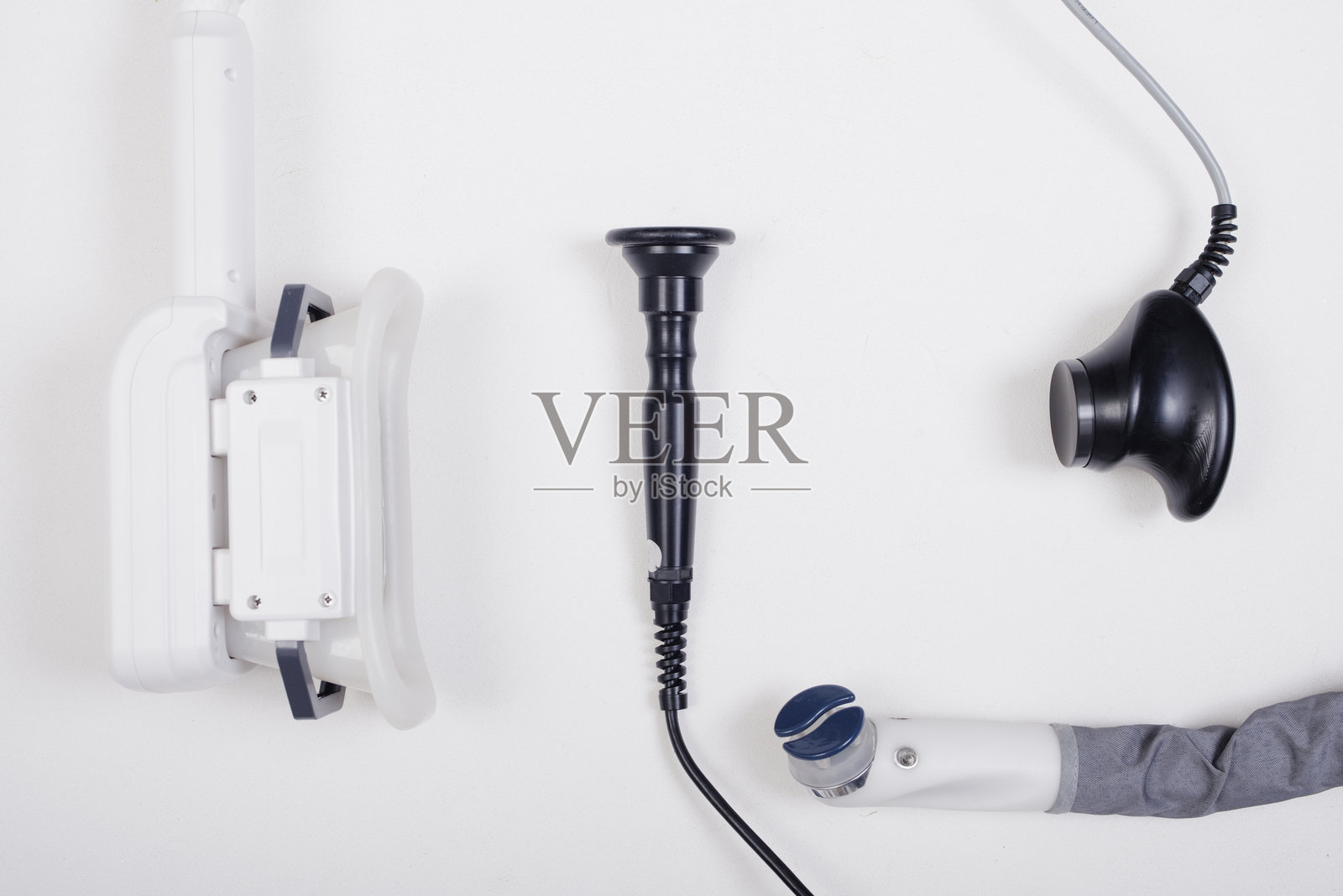 用于皮肤美学治疗的各种配件和手柄，放置在纯白色背景上照片摄影图片