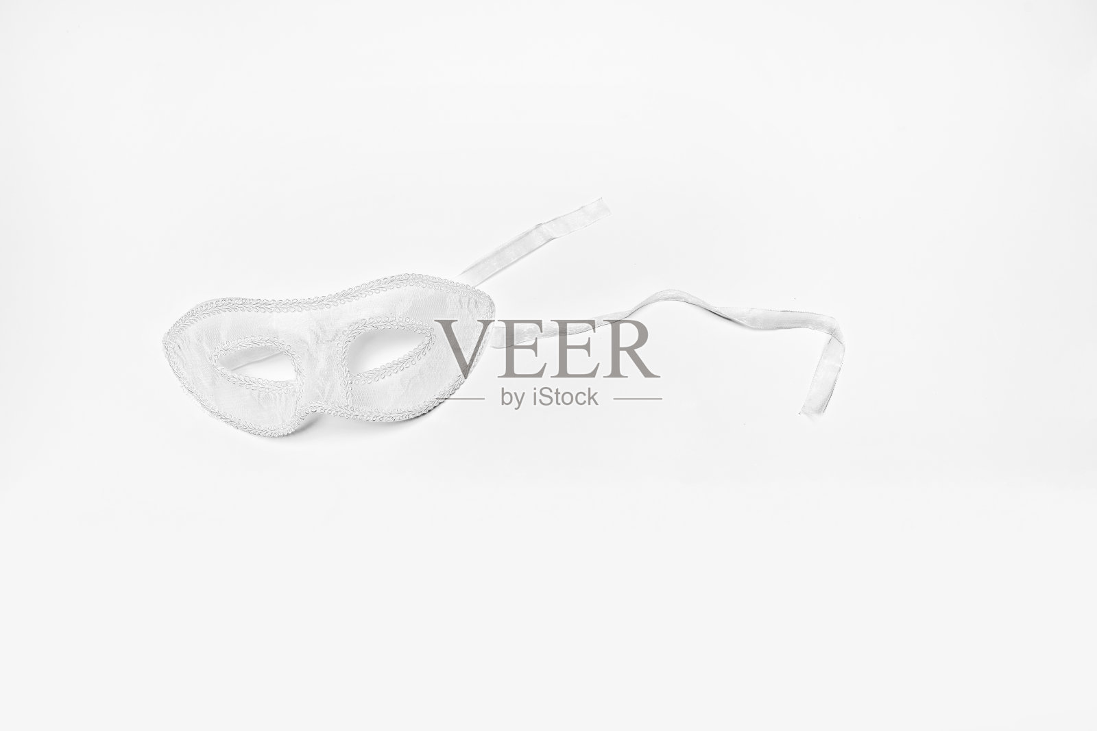 白色背景上的白色蕾丝幻想面具照片摄影图片